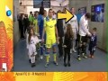 Iker Casillas dłubie w nosie i wyciera koze o dziecko