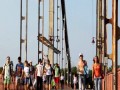 Rosyjski szaleniec wspinający się po moście
