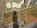 Skok z dachu ze spadochronem