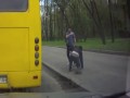 Kierowca wyrzucił pijanego pasażera