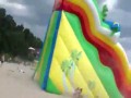 Latająca zjeżdżalnia na plaży