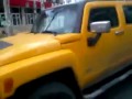 Pijana baba i jej żółty Hummer H3