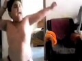 Młody grubasek tańczy LMFAO