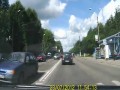Nietypowy wypadek na drodze - latająca pokrywa od studzienki
