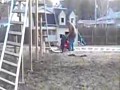 Ojciec postanowił sprezentować maluchowi domowej roboty rollercoaster
