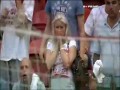 Blondynka i jej koleżanka cieszą się z gola, którego nie było