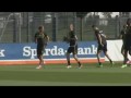 Lewandowski na treningu robi żart Reusowi