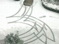 Kobieta wyjeżdża z parkingu