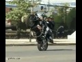 Motocyklista pakuje