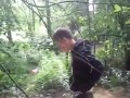 Wybijanie szyby w lesie