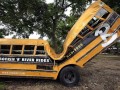 Autobus po starciu z drzewem