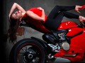Tapety na Pulpit - Kobieta Na Motorze Ducati