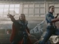 Thor żonglujący mjolnirem  avengers