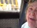 Babcia słucha dubstepu w samochodzie