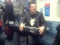 Nadzwyczajny beatboxer z keyboardem w metrze