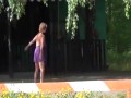 Naga dziewczyna robi fikołki po pijaku