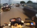Szalony motocyklista pędzi przez zakorkowaną ulicę
