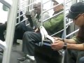 Mężczyzna czyści buty... językiem