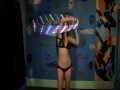 Utalentowana dziewczyna ze świecącym hula hoop