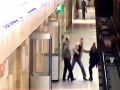 Koleś spycha laskę na tory