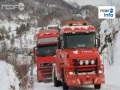 TIR i holownik spadają w przepaść