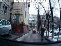 Kierowca pomaga dziewczynie odzyskać jej torbę