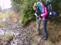 Blondynka przechodzi na drugą stronę