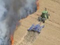 Farmer w desperackiej akcji stara się uratować dobytek swojego życia