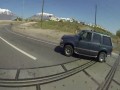 Motocyklista ratuje kubek