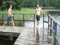 Skok do wody w slow-motion