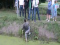 Złodziej broni się w rowie