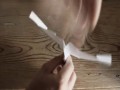 Trik z papierowym samolocikiem