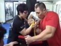 Siłowanie na rękę - 70kg vs 120kg