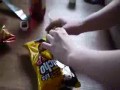 Jak otwierać paczkę chipsów