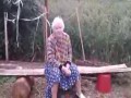 Wredna baba na podwórku