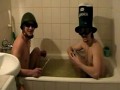 2 debile w wannie bawią się petardami