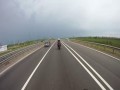 Debil wyrzuca butelkę pod pędzący motocykl