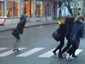Ludzie z Norwegii starają się iść po wiatr