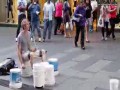 Uliczny perkusista grający na wiadrach