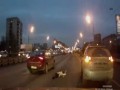 Kobieta strzela focha na drodze