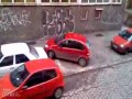 Dwie kobitki próbują zaparkować auto