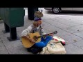 Gitarzysta z królikiem na głowie