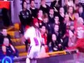 Liverpool vs. Aston Villa - zamiast pomóc, wolał cyknąć zdjęcie
