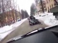Pijany rosyjski kierowca ucieka połową samochodu