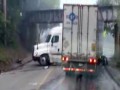 Zawracanie ciężarówką na wąskiej drodze