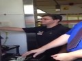 Nietypowy głos w Drive Through