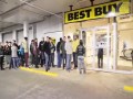 Gość niszczy nowe PS4 przy fanach