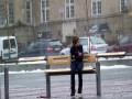 Chłopiec na przystanku w Norwegii