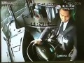 Kierowca autobusu piszący SMS podczas jazdy