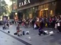 Idiota próbuje zakłócić występ grajka